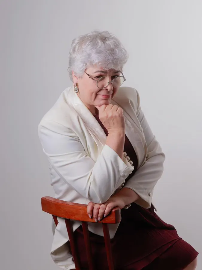 Sonia Mazetto de óculos, em pose reflexiva