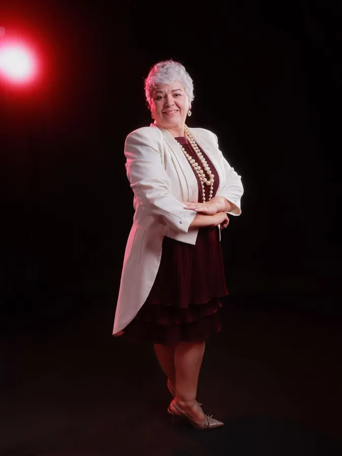 Sonia Mazetto no palco, em apresentação musical