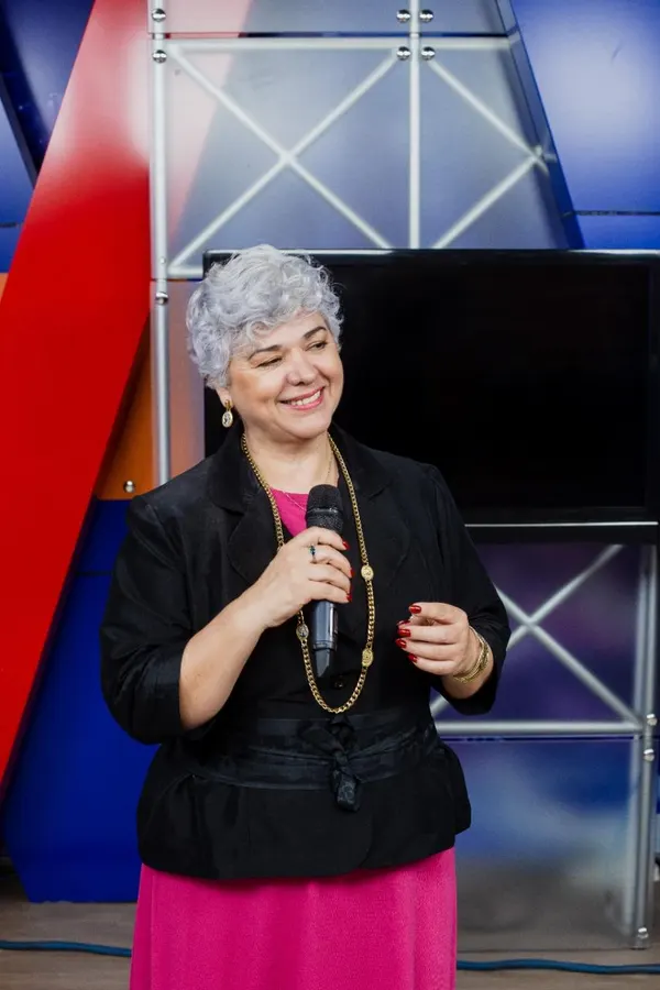 Sonia Mazetto em estúdio de televisão
