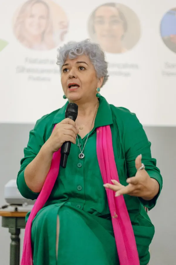 Sonia Mazetto conduzindo dinâmica em evento